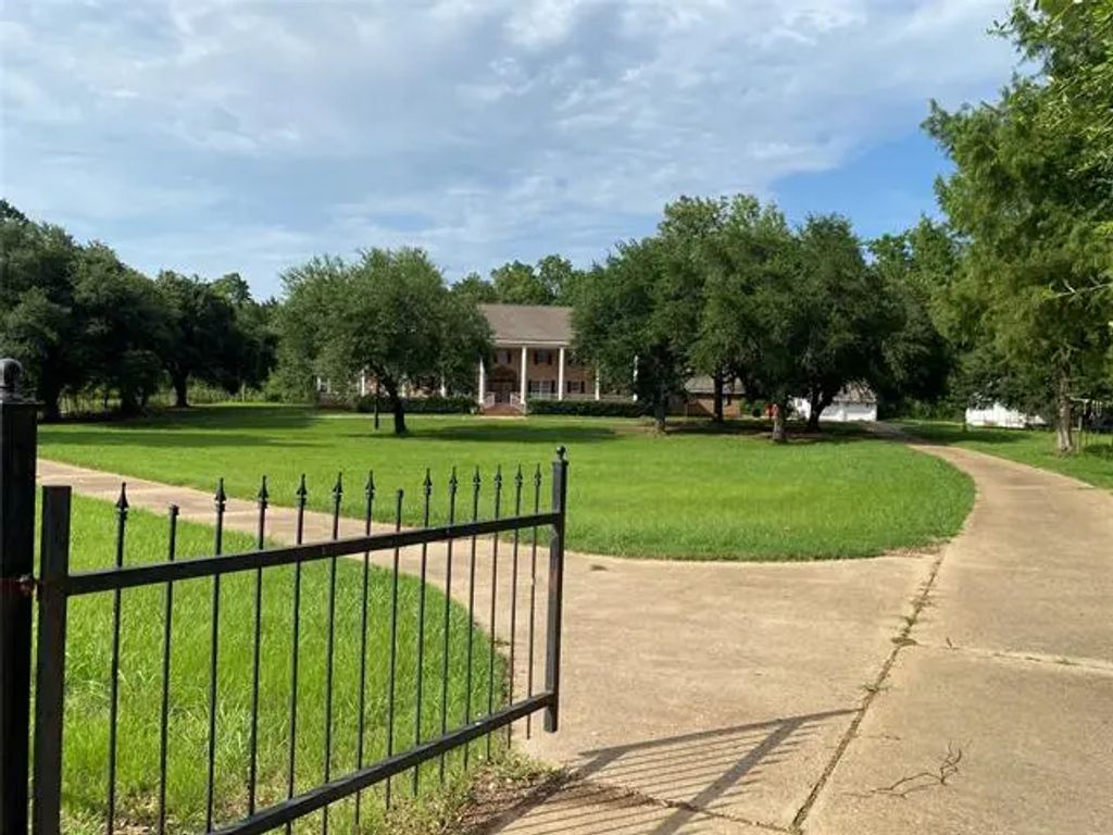 13573 Highway 71, Elm Grove