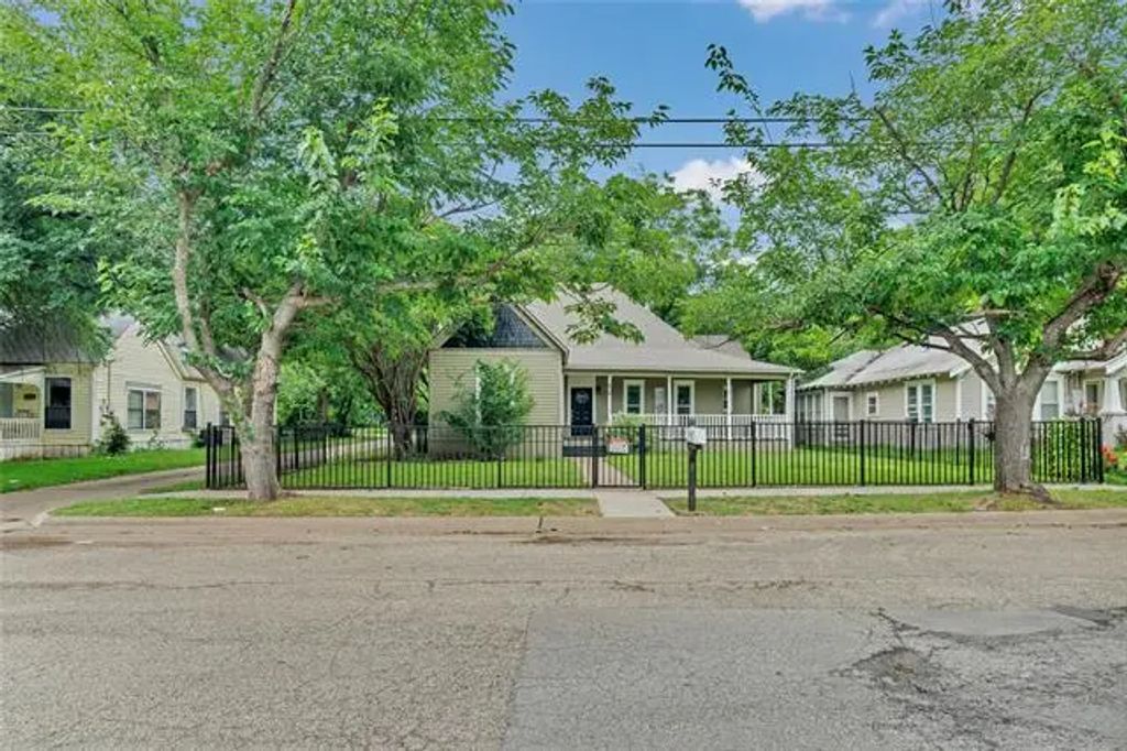 416 W Willingham Street, Cleburne