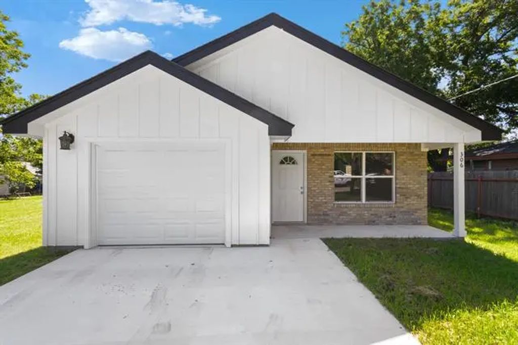 306 Sherman Street, Nocona