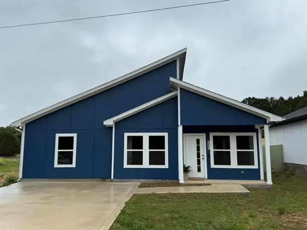 1013 Indian Drive, Granbury