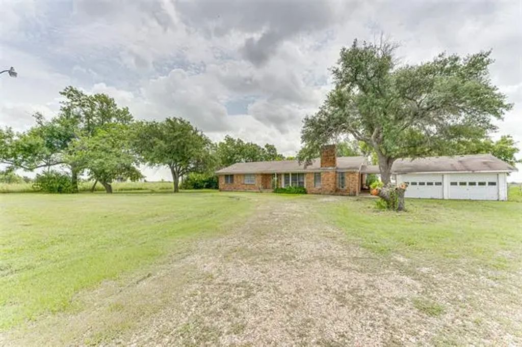 3057 Fm 1181, Ennis
