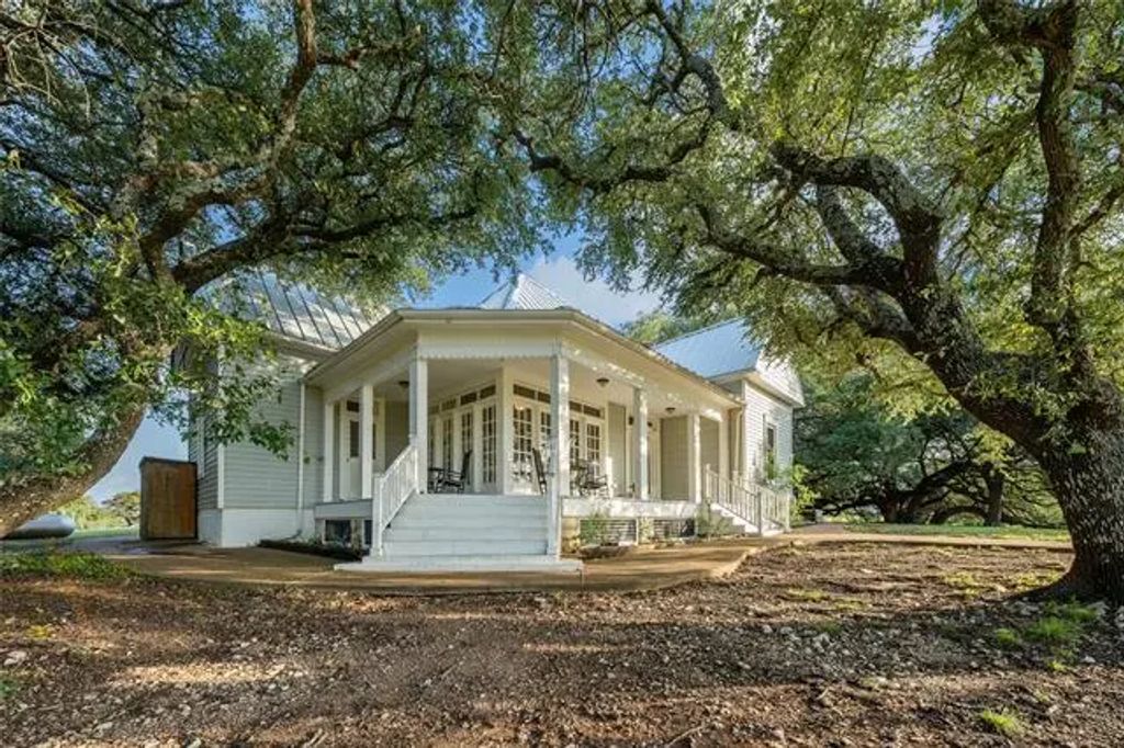 2704 B Fm 2490, Clifton