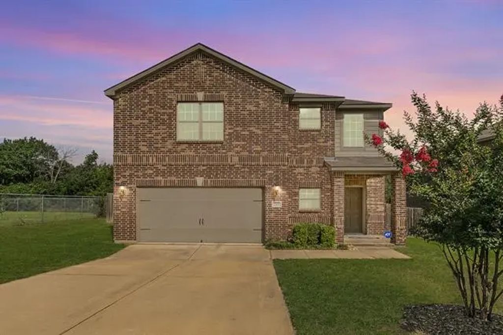 725 Oak Creek Drive, Hutchins