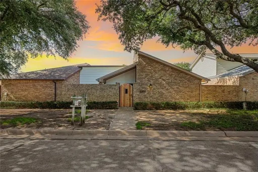 2208 Winter Sunday Way, Arlington