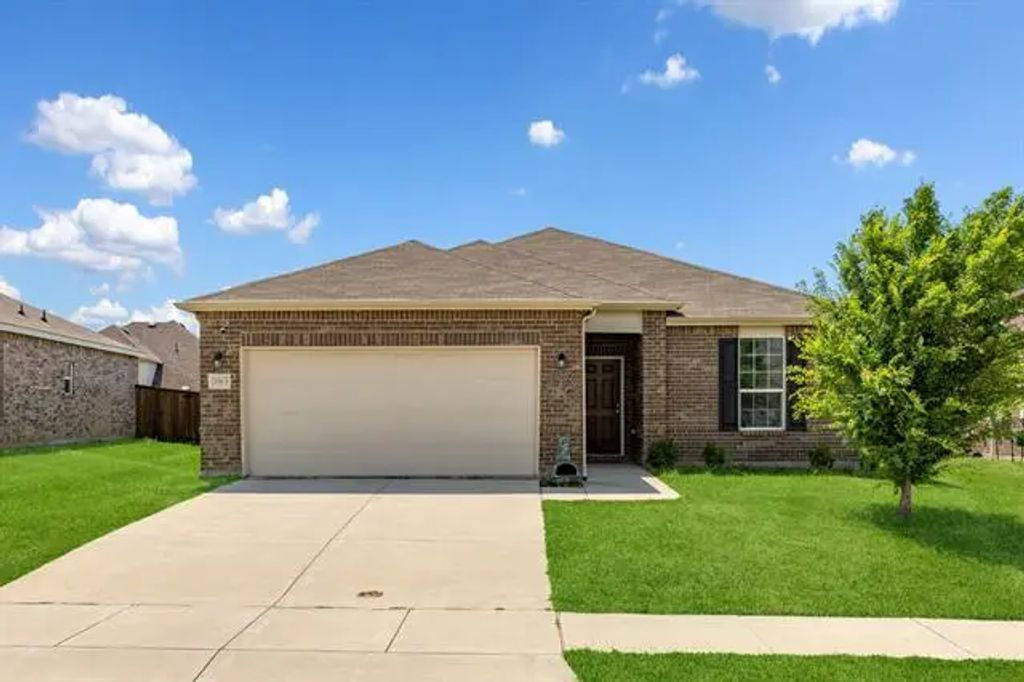 2913 Cash Place, Aubrey