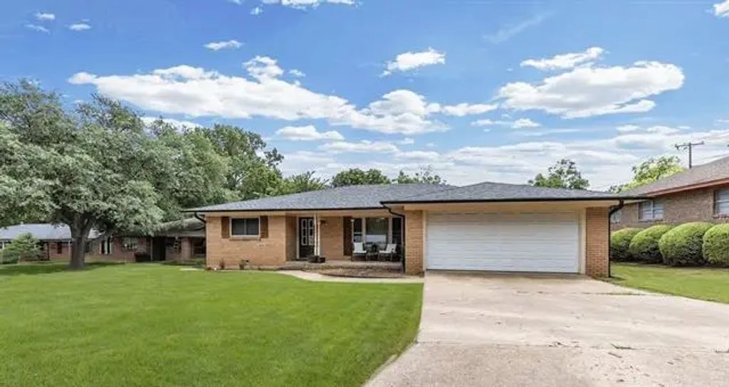 1228 Woodlawn Circle, Denison