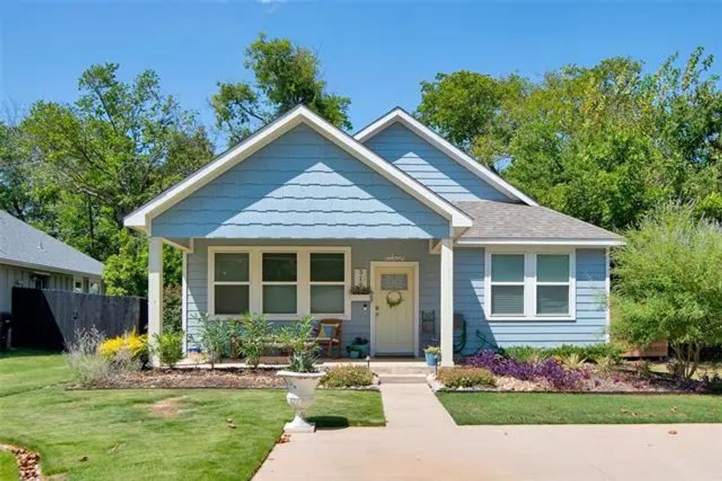 319 W Johnson Street, Denison