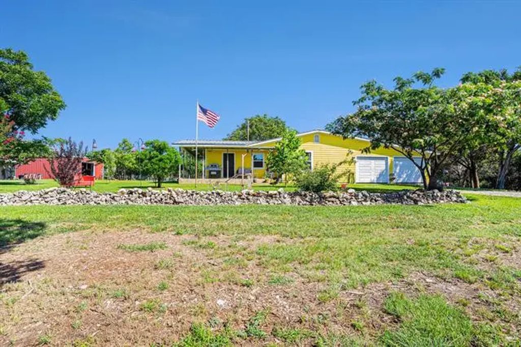 8737 Lakeview Drive, Cleburne