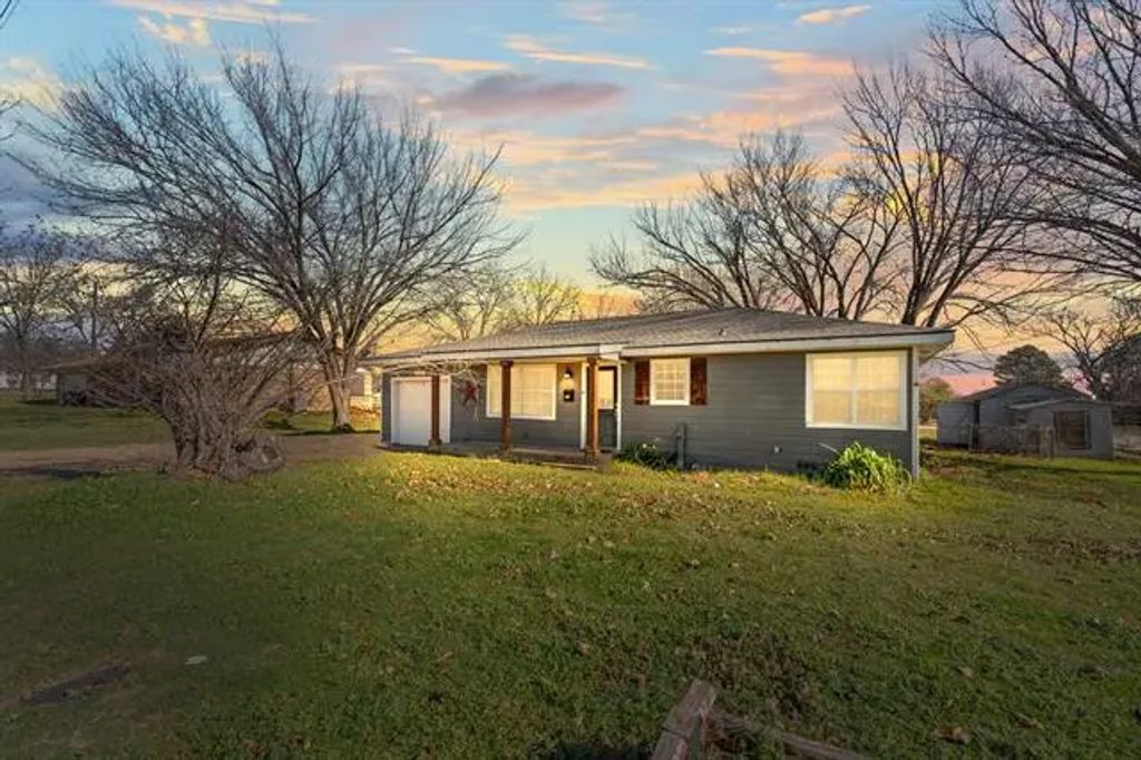 832 N Main Street, Springtown
