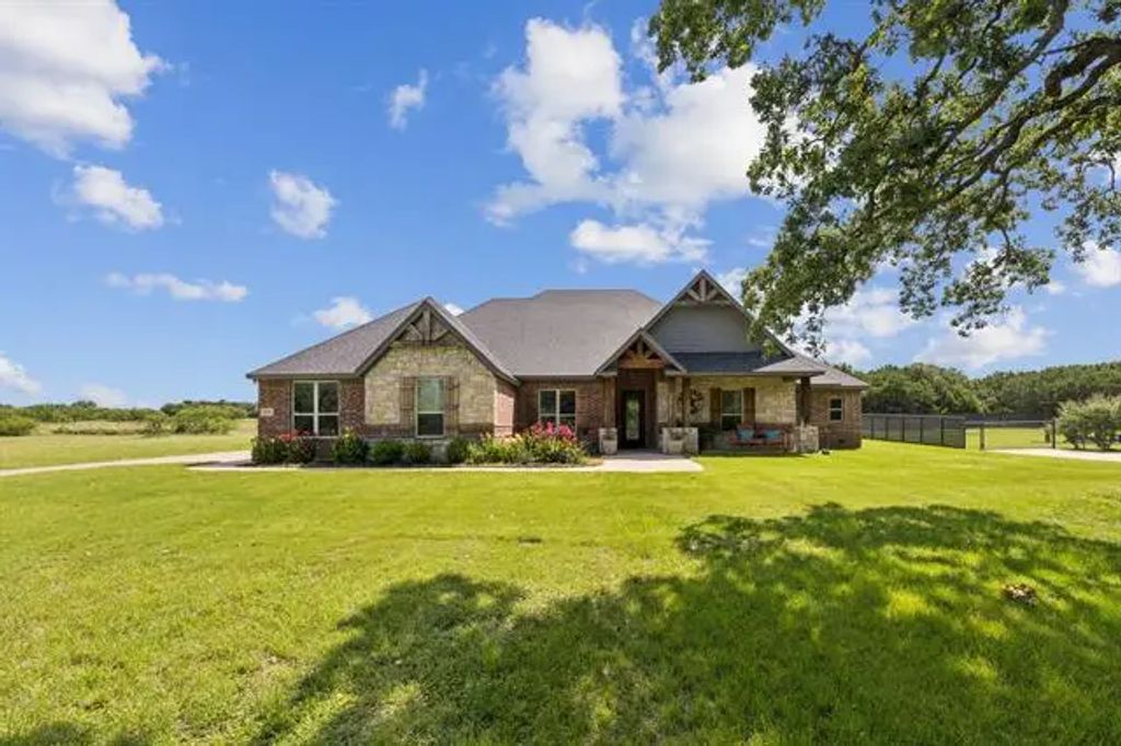 416 Acorn Trail, Granbury