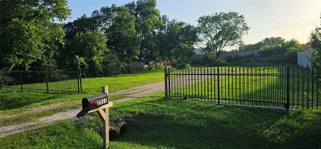 2511 Lora Lane, Balch Springs
