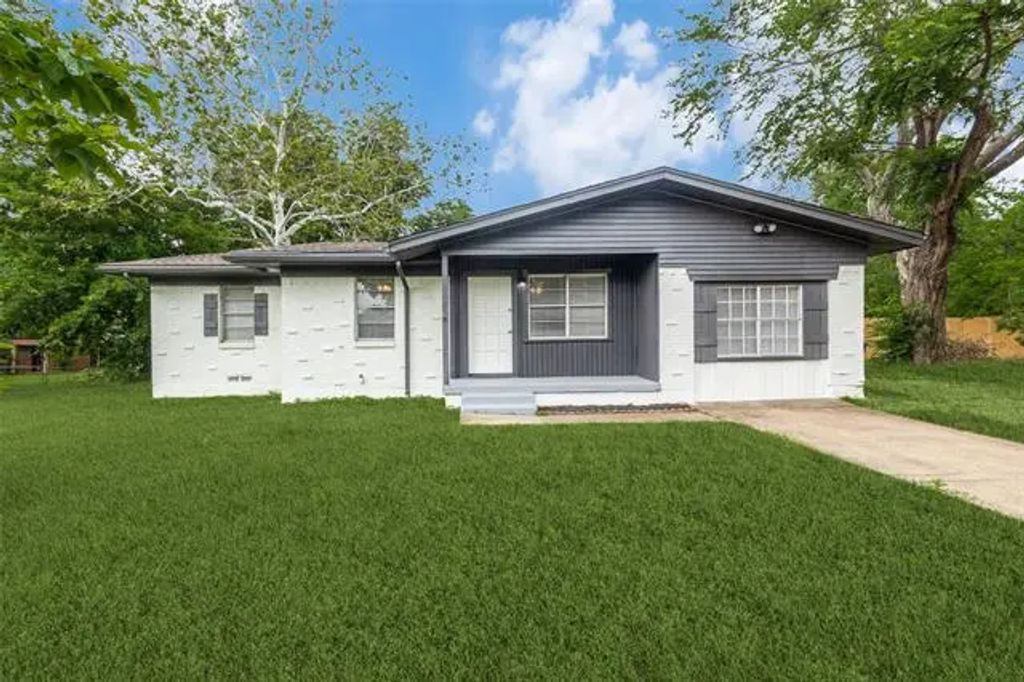 676 Pine Street, Lewisville