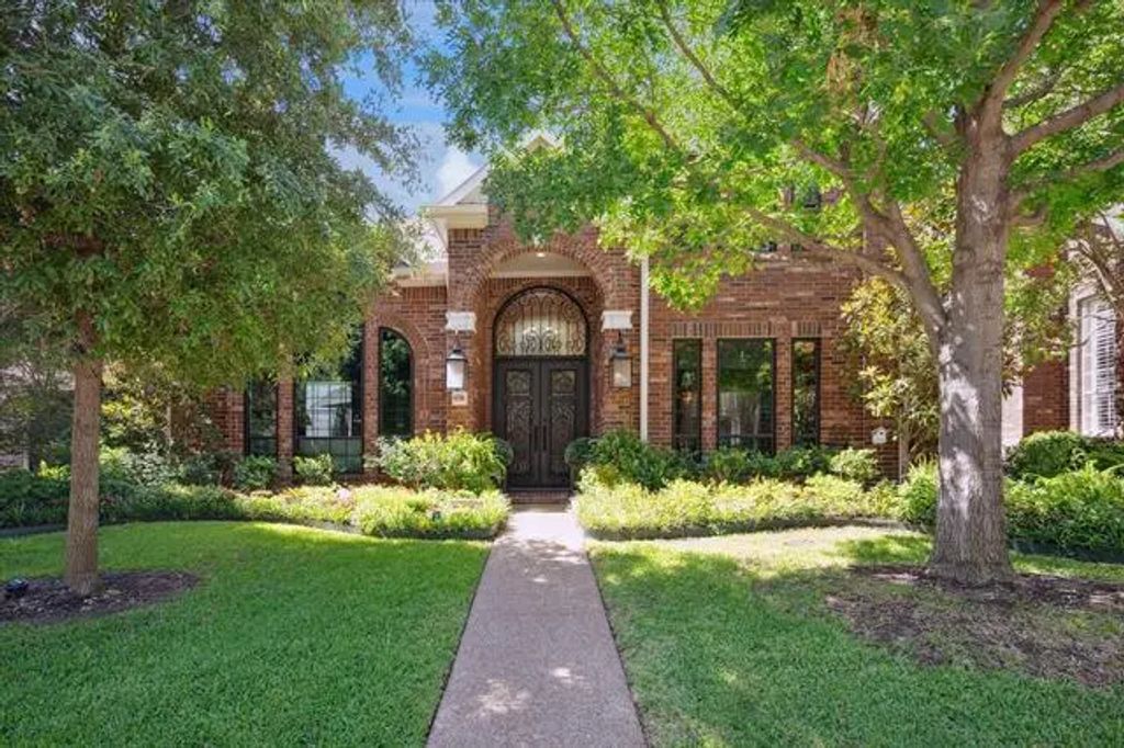 6716 Sandtrap Court, Plano