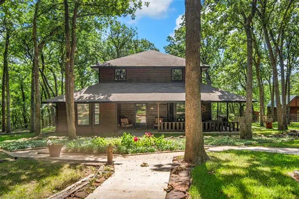 566 Stagecoach Trail, Denison