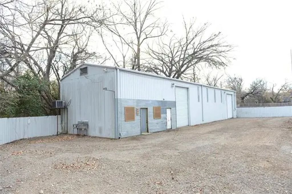 808 W Coffin 100, Denison