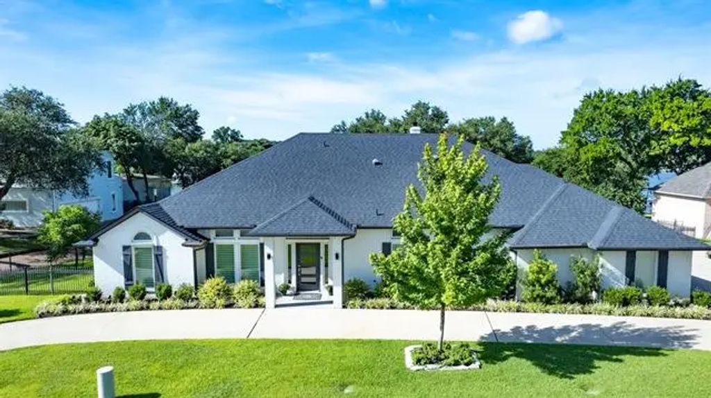 8421 Crosswind Drive, Fort Worth