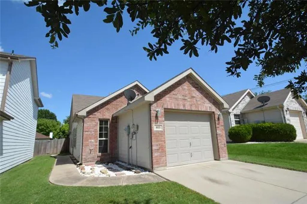 853 Village Point Lane, Fort Worth