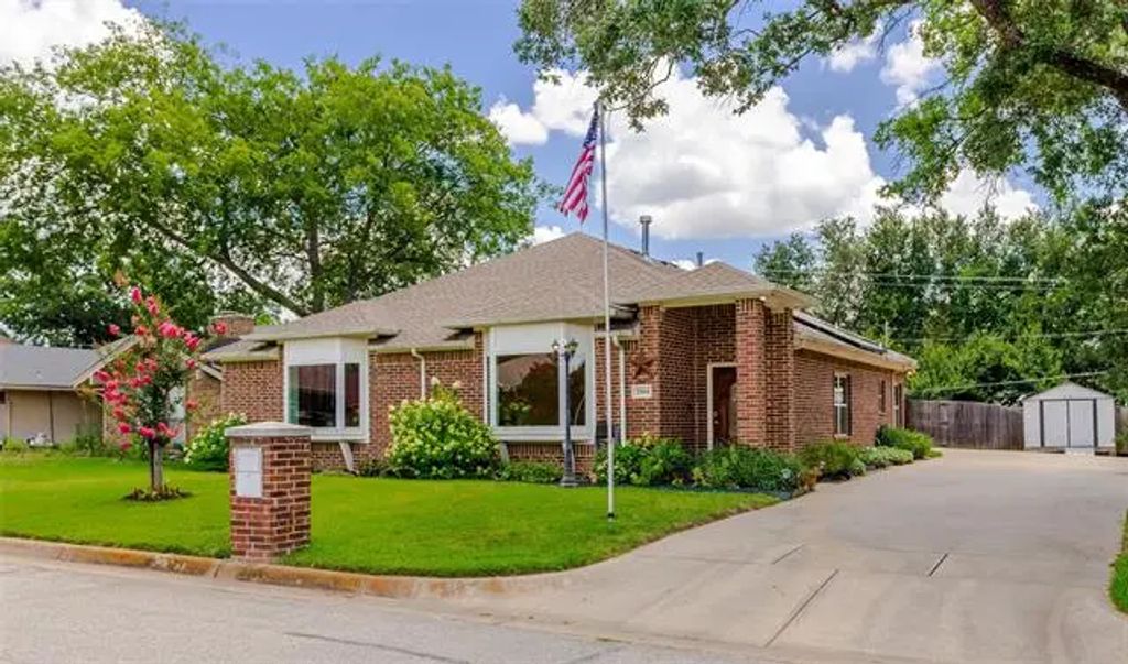 2004 Turf Club Drive, Arlington