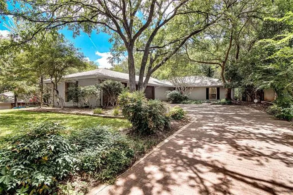 4900 Woodland Park Boulevard, Arlington