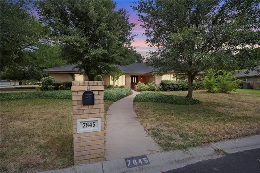 7845 Skylake Drive, Fort Worth