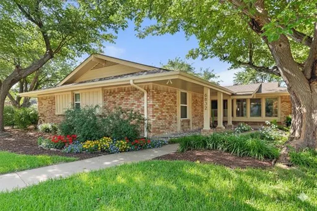 6832 Heatherknoll Drive, Dallas
