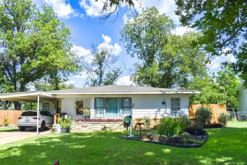 1921 S China Street, Brady