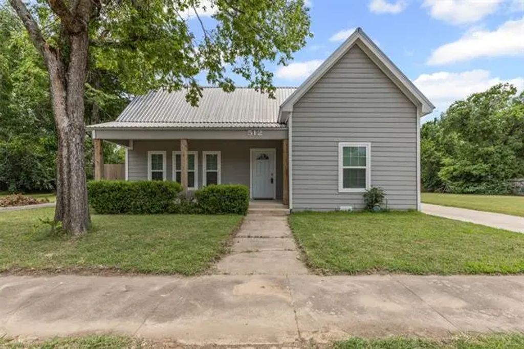 512 E Willingham Street, Cleburne