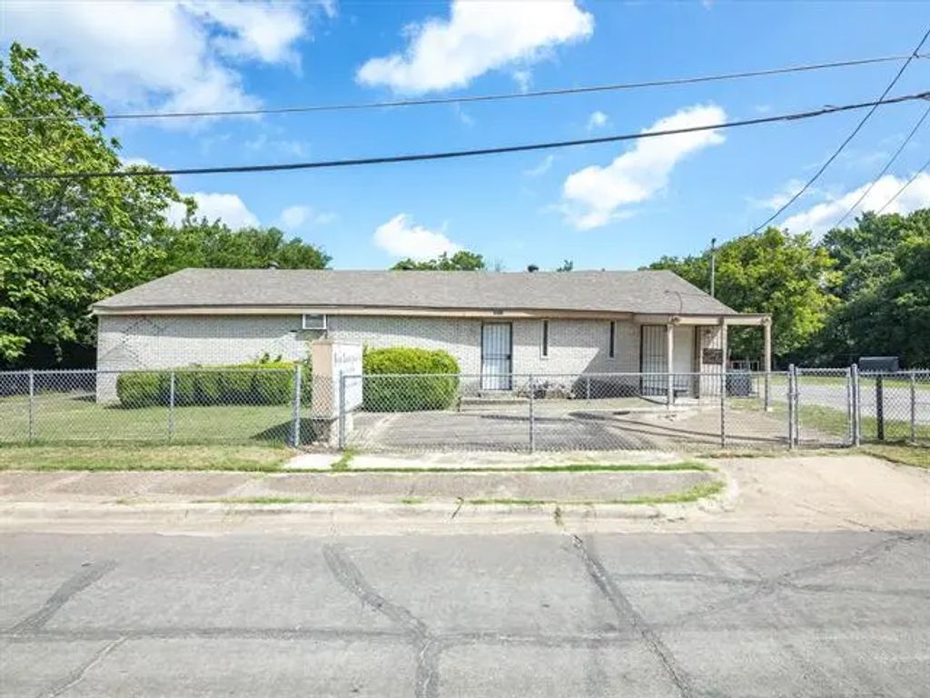 2211-2219 Frank Henderson Jr Drive, Dallas