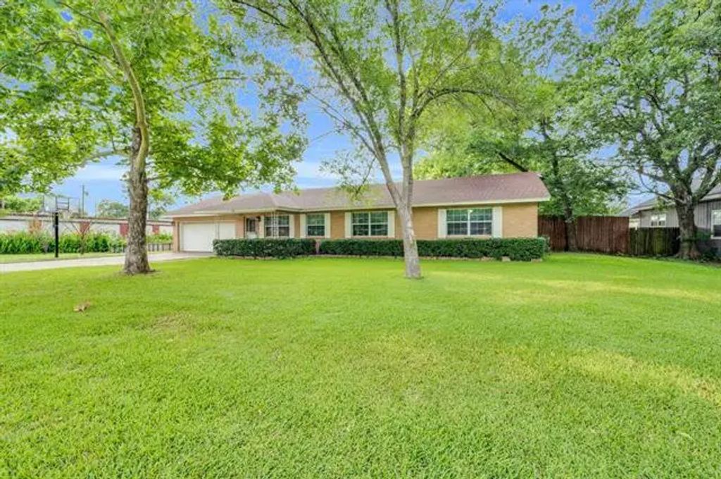311 Commerce Street, Maypearl