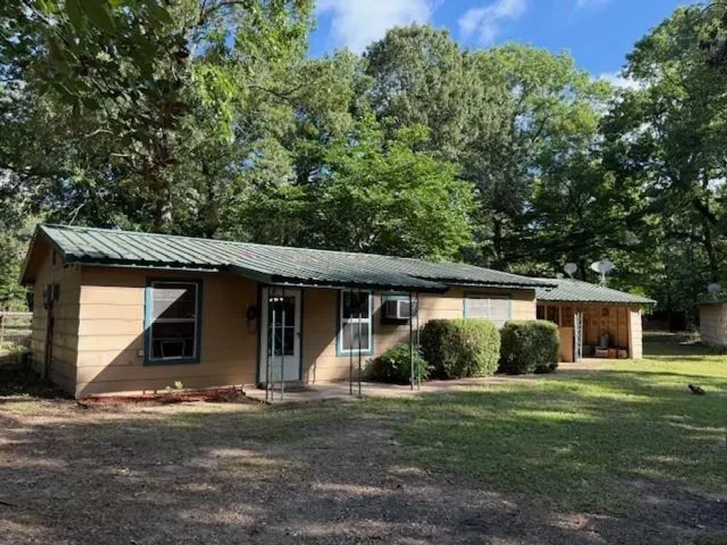 369 County Road 35710, Powderly