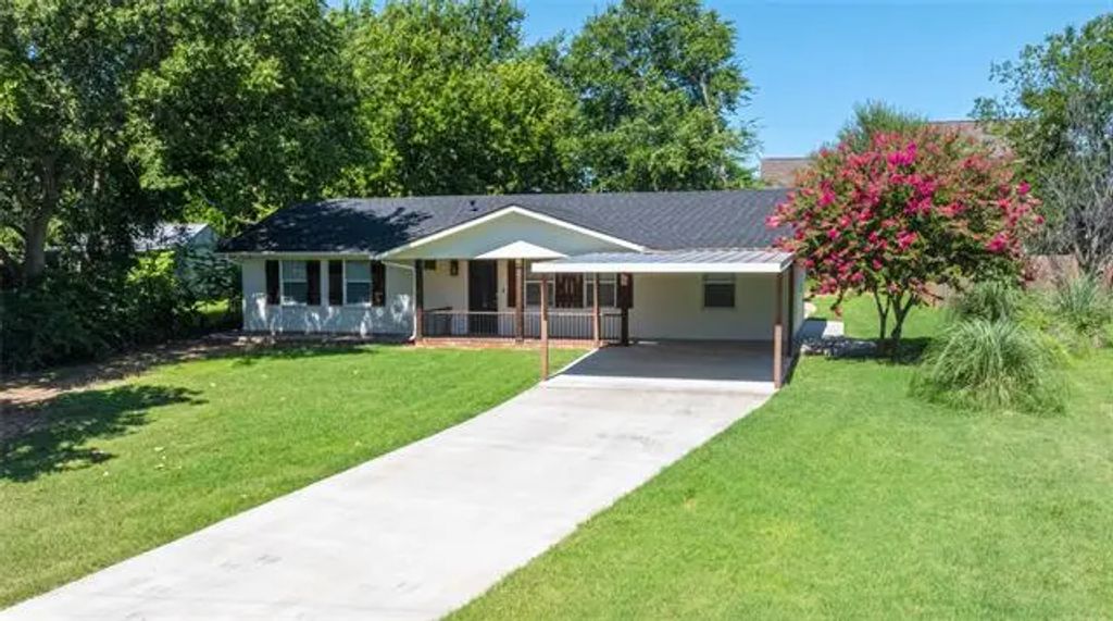 625 E Bridge Street, Granbury