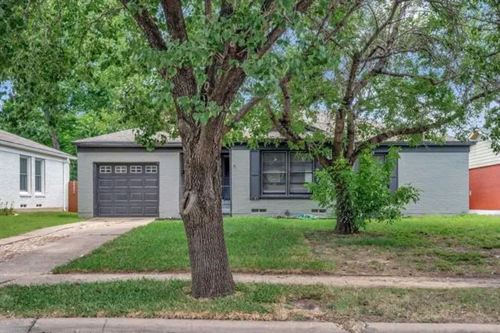 1710 Plymouth Drive N, Irving