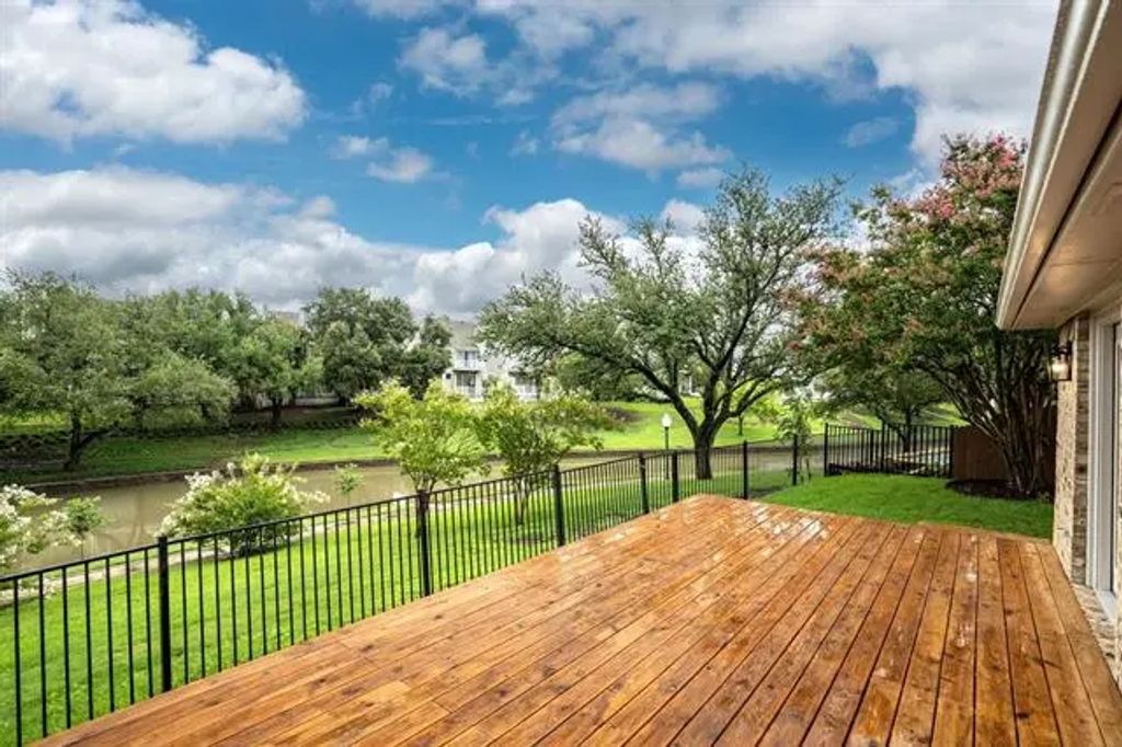 9424 Blue Jay Way, Irving