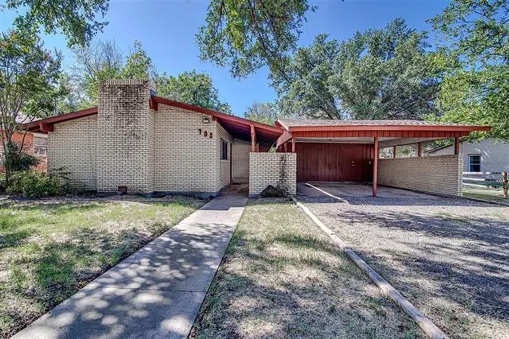 703 Country Club Road, Cleburne