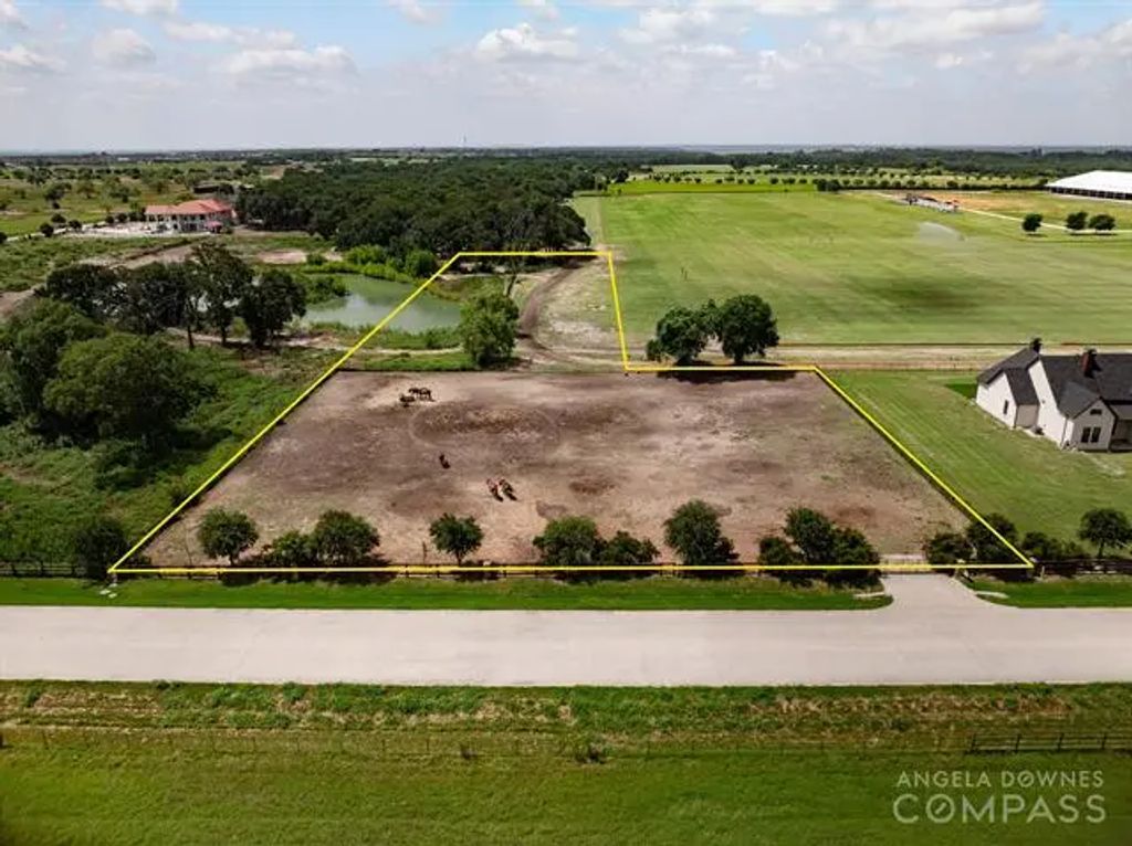 311 Martingale Trail, Oak Point