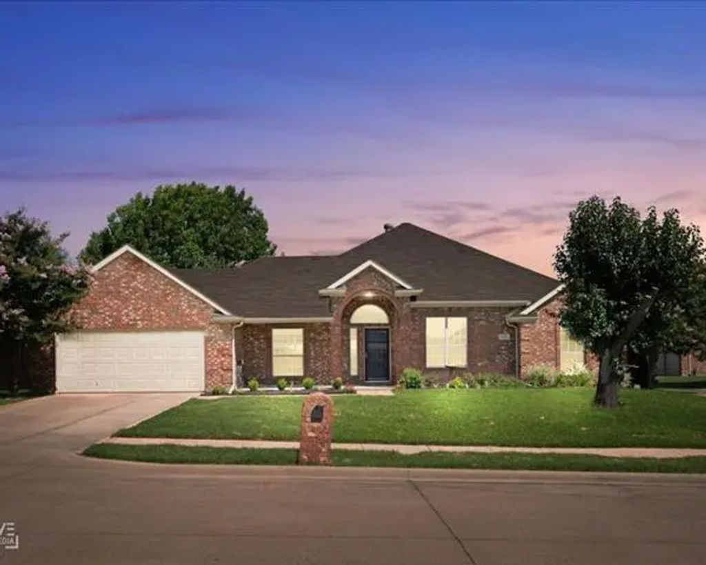 300 Glen Oak Trail, Forney