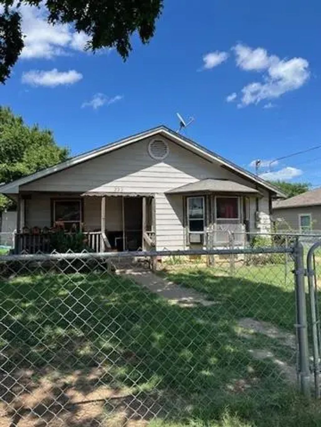 222 Cleveland Street, Cleburne