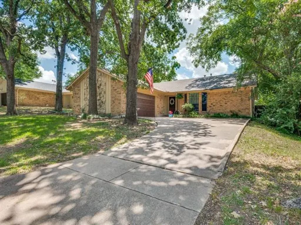 2206 Shady View Court, Arlington