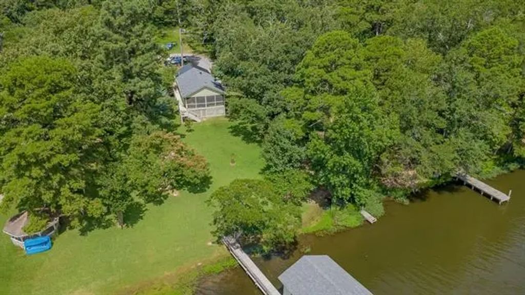 822 County Road 2297, Mineola