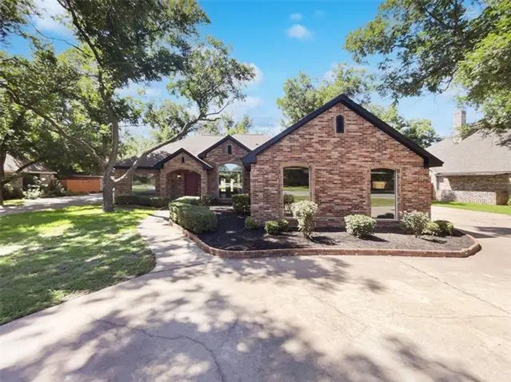 9021 Monticello Drive, Granbury