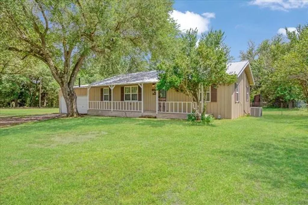 3268 Farm Road 1487, Bogata