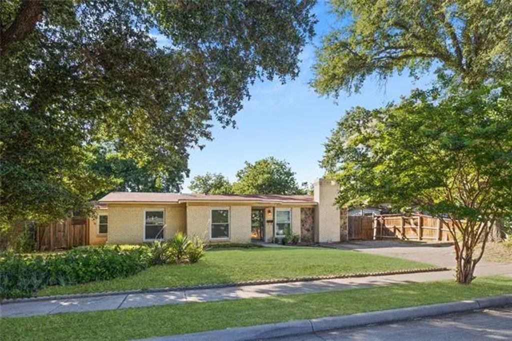 1203 Valley View Drive, Arlington