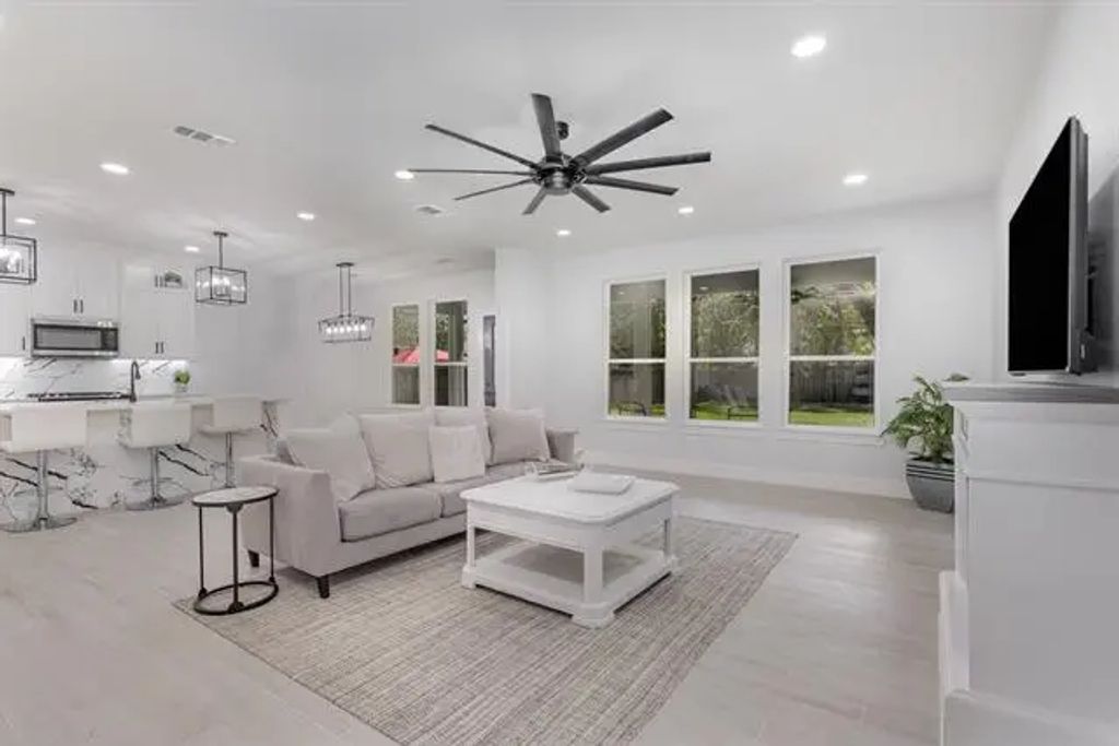 1122 S Montclair Avenue, Dallas