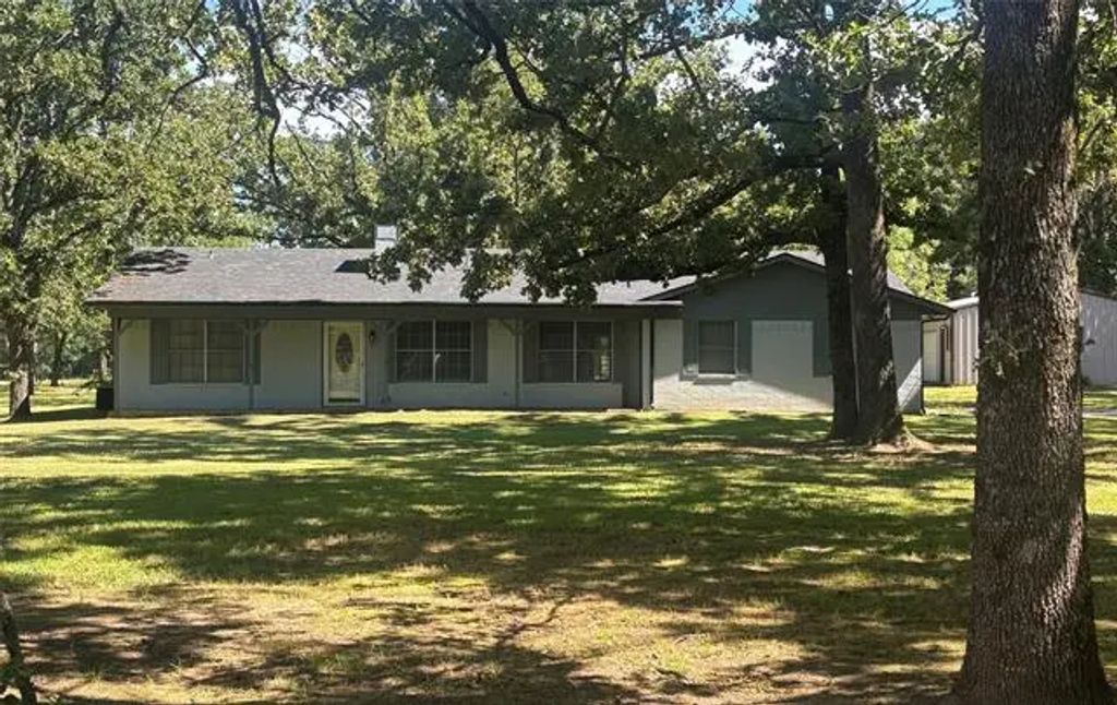 303 County Road 33830, Paris