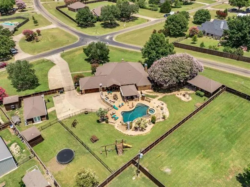 1158 Lynn Way, Waxahachie