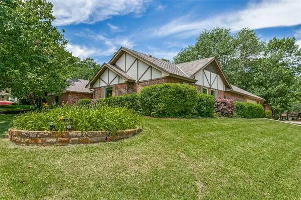 2831 Creekwood Court, Grapevine