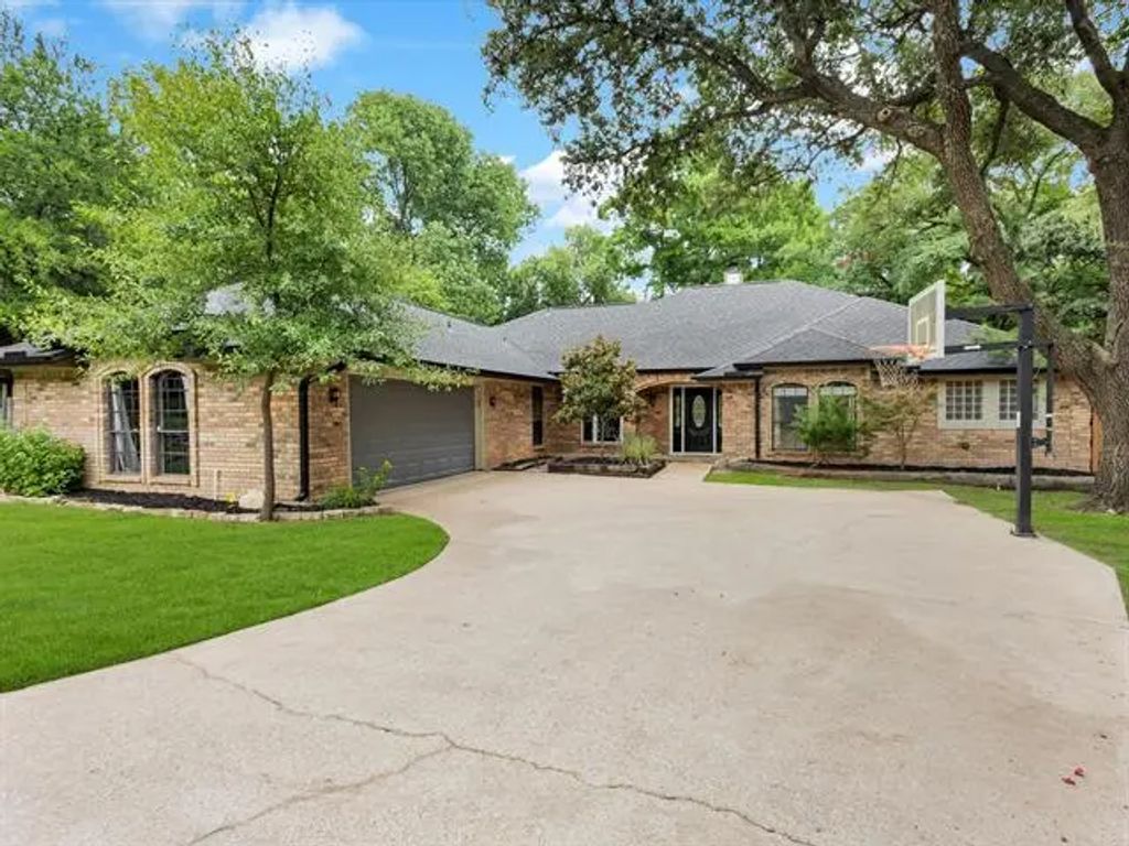 7409 Lochwood Court, Fort Worth