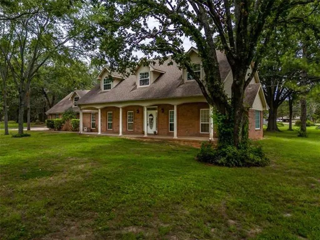 2811 N Shore Drive, Bonham