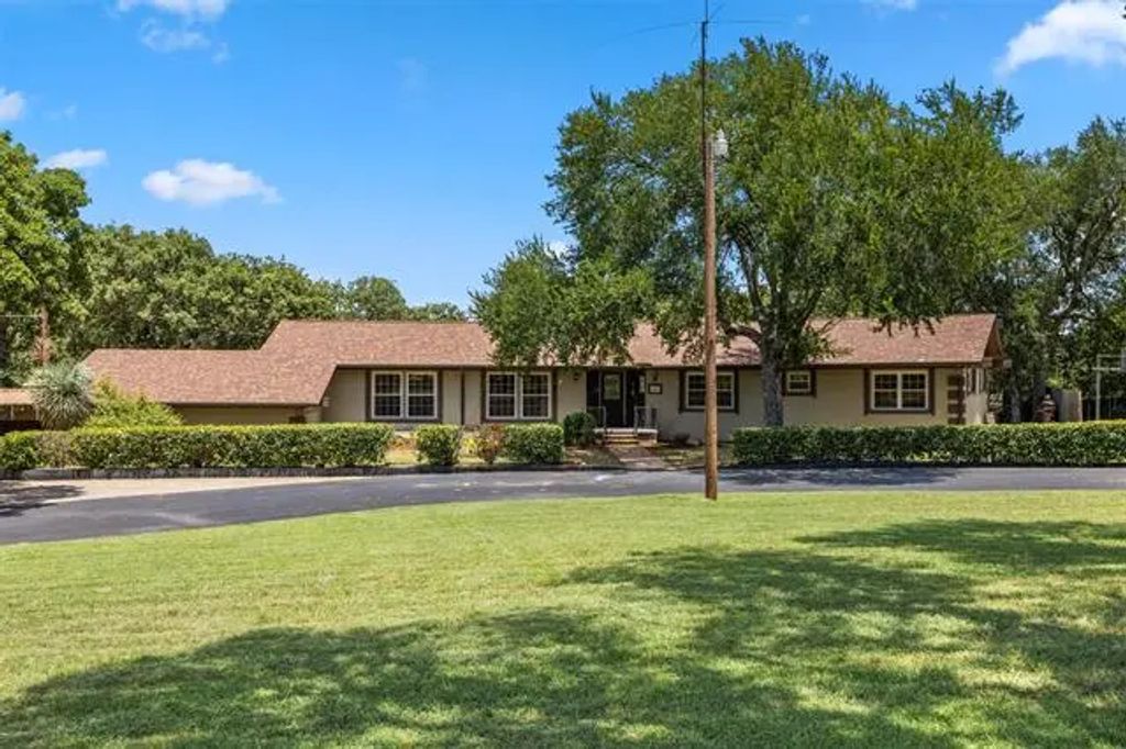 3315 Curry Road, Arlington
