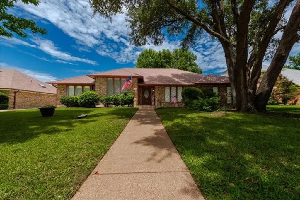 1115 Shady Oak Trail, Mansfield